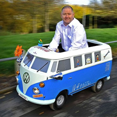 Слюсаря позбавили прав за їзду на іграшковій машині