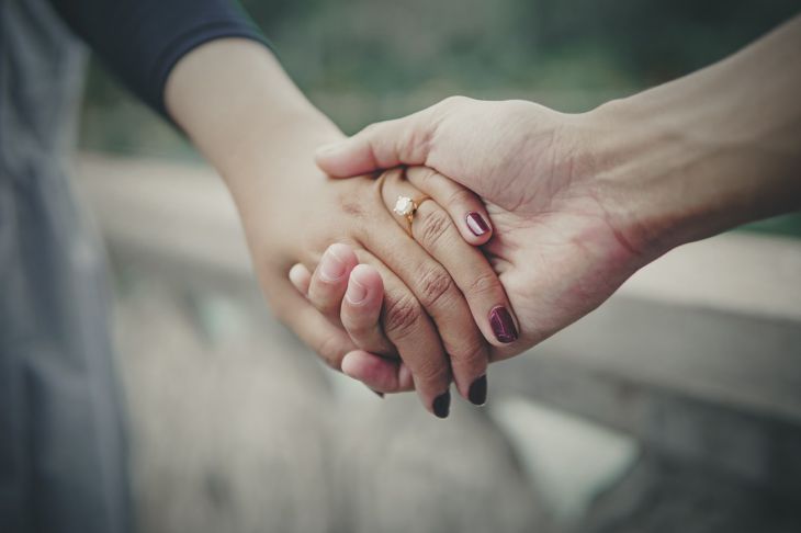 Як «синдром рятувальника» руйнує стосунки: перестаньте тягнути партнера на собі