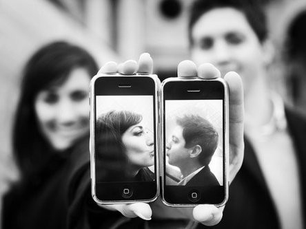 Соцмережі та онлайн-повідомлення вбивають кохання