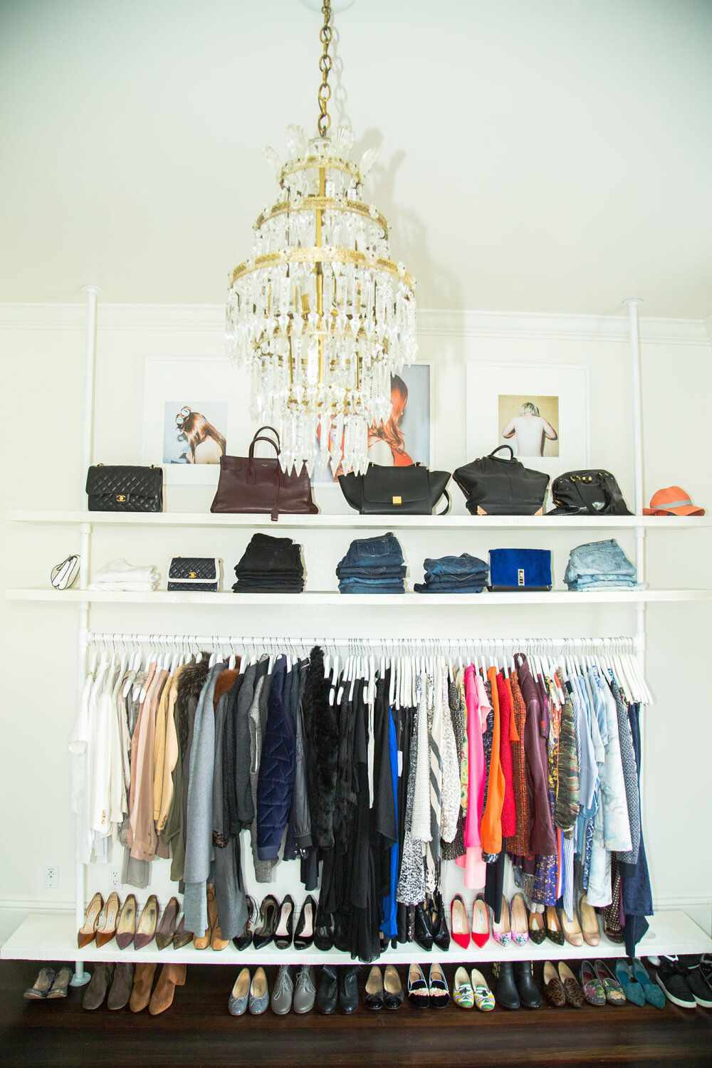 45 Ідей для гардеробу: витончений дизайн та оптимальне зберігання у просторі будь-якого розміру 56