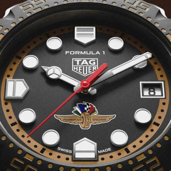 TAG Heuer створив пастельно-рожевий годинник F1, що працює від сонця