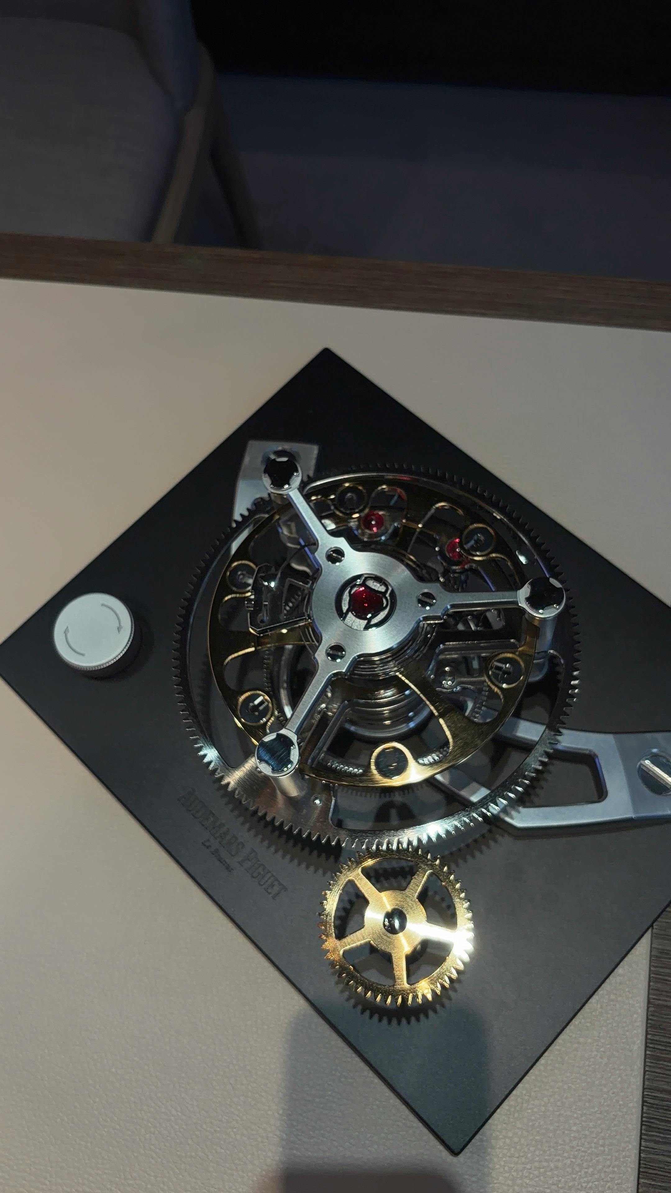 Близькість до годинникової співпраці Audemars Piguet з високою концепцією 15