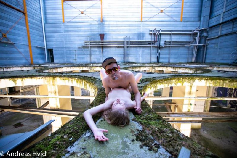 Фотомистець з Данії у лоні розпаду та пристрасті, де іржавіє час, а тіла розквітають в забутті. 34