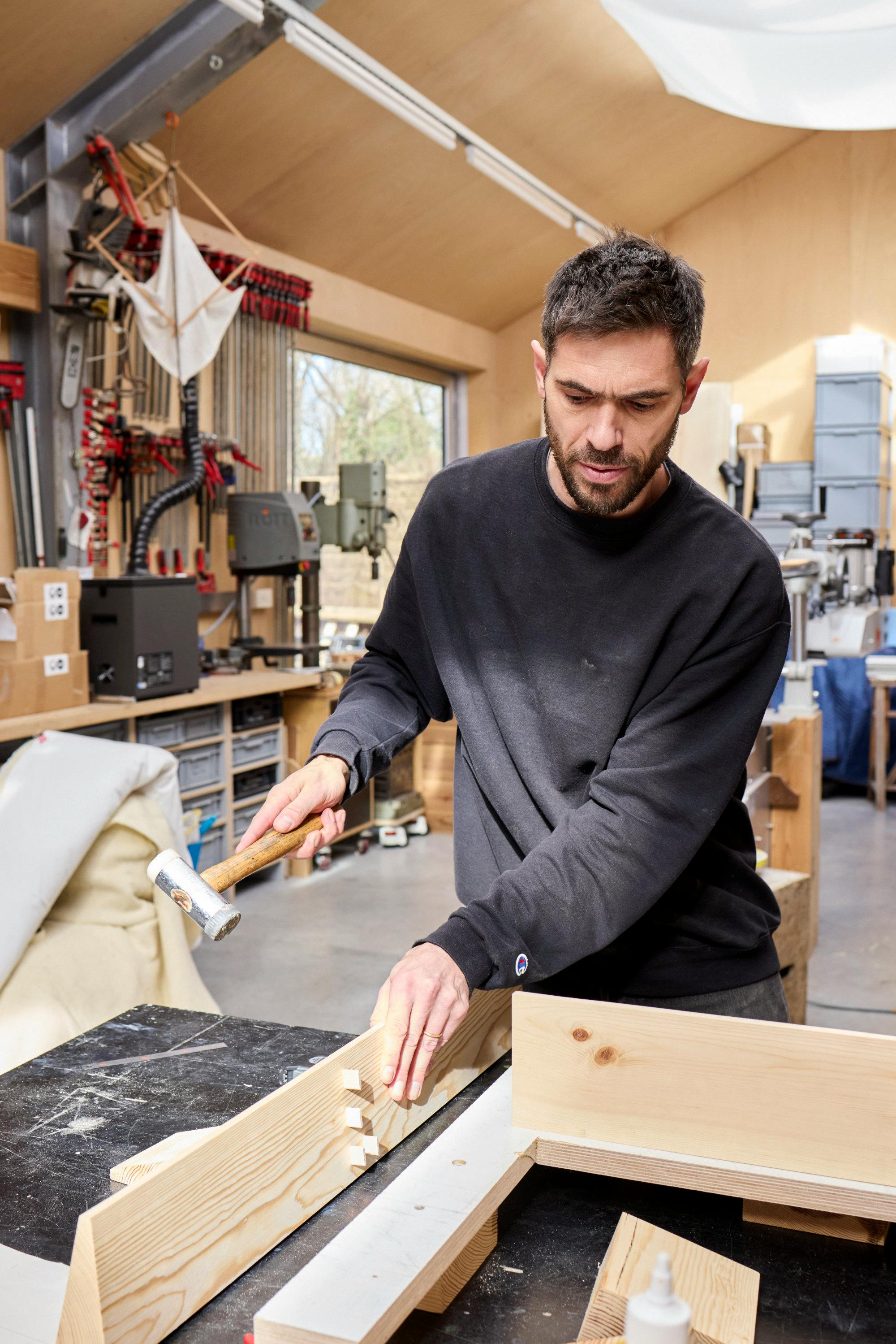 Стілець Макса Лемба: Скульптурна Економія Деревини 25