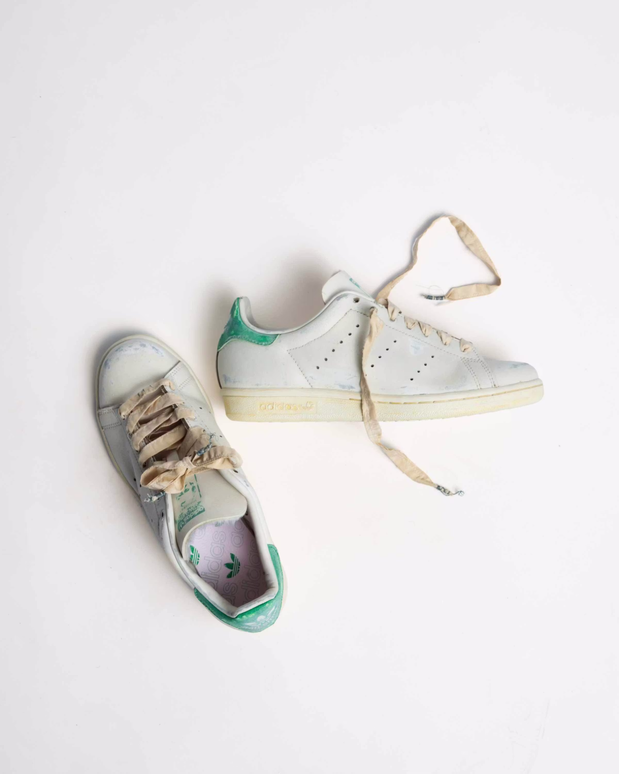 Чому скляний кипарис занурив свої власноруч виготовлені кросівки adidas у каву 36