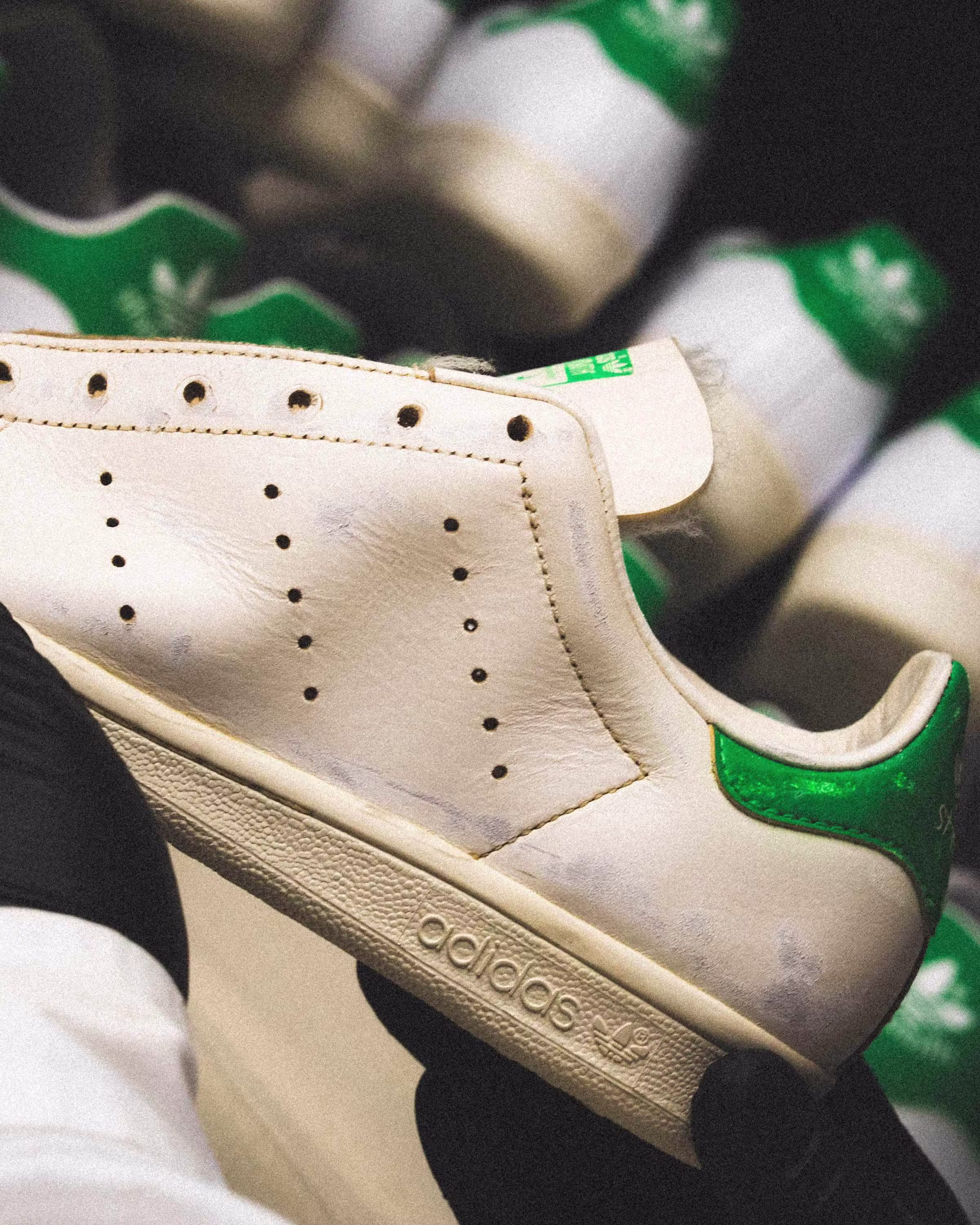 Чому скляний кипарис занурив свої власноруч виготовлені кросівки adidas у каву 28