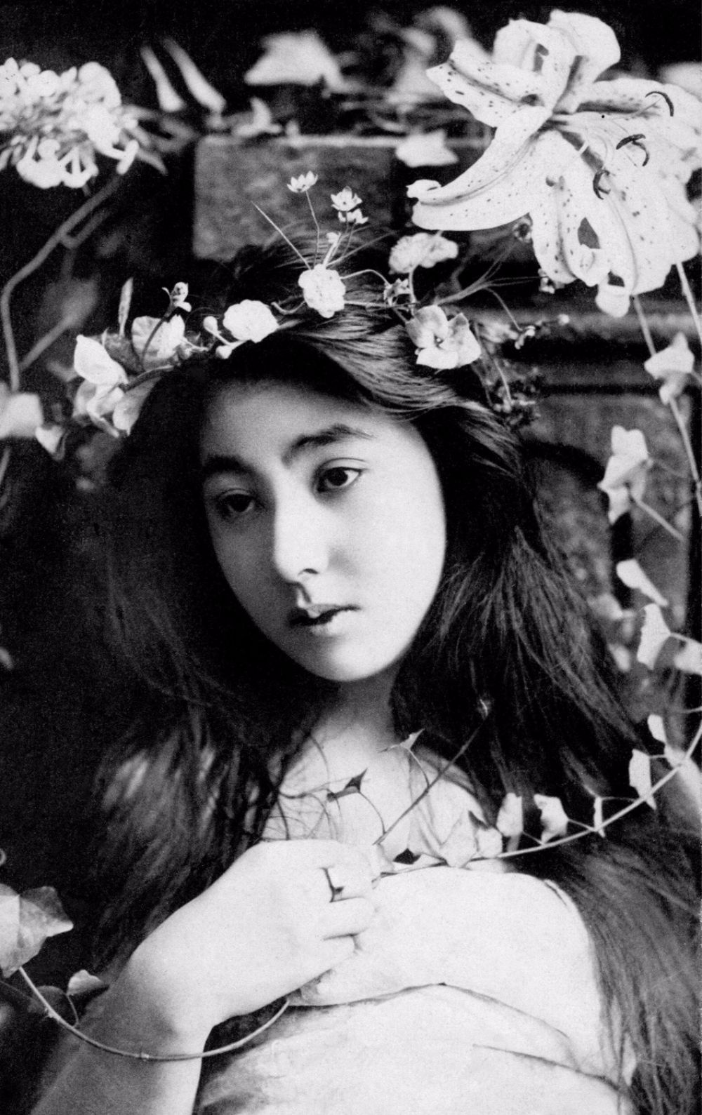 Квітковий танок кипарисових мрій весняних учениць у серпанку фотографій часів Мейдзі 37