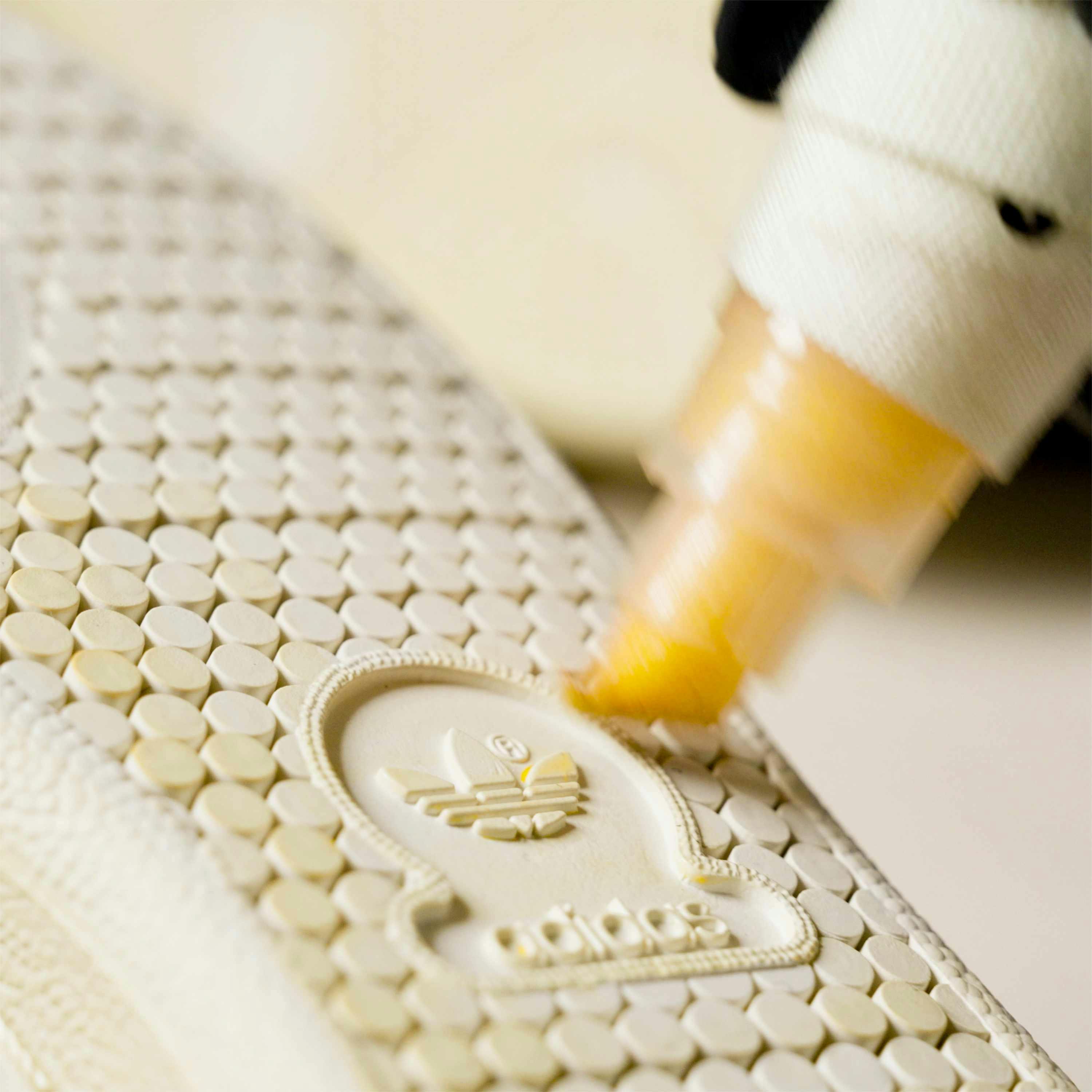 Чому скляний кипарис занурив свої власноруч виготовлені кросівки adidas у каву 31
