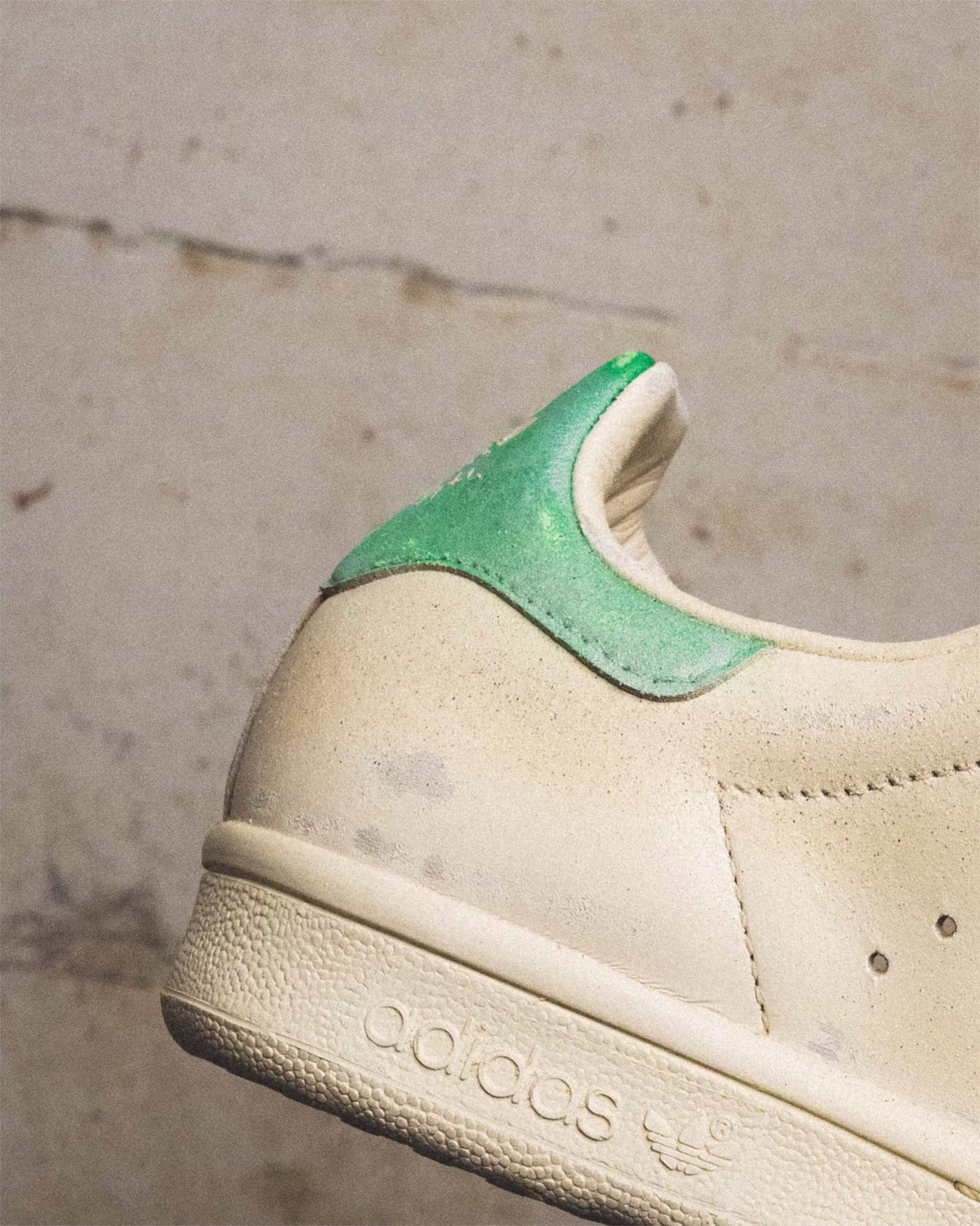 Чому скляний кипарис занурив свої власноруч виготовлені кросівки adidas у каву 30