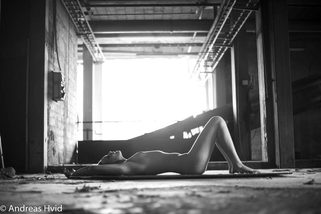 Фотомистець з Данії у лоні розпаду та пристрасті, де іржавіє час, а тіла розквітають в забутті. 30