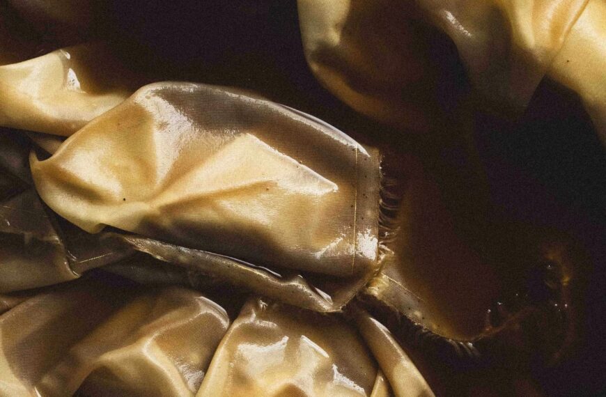Чому скляний кипарис занурив свої власноруч виготовлені кросівки adidas у каву