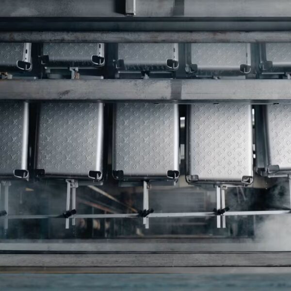 ОМУТ 315 Ексклюзивний кейс: Симфонія інновацій від майстрів Apple та Louis Vuitton