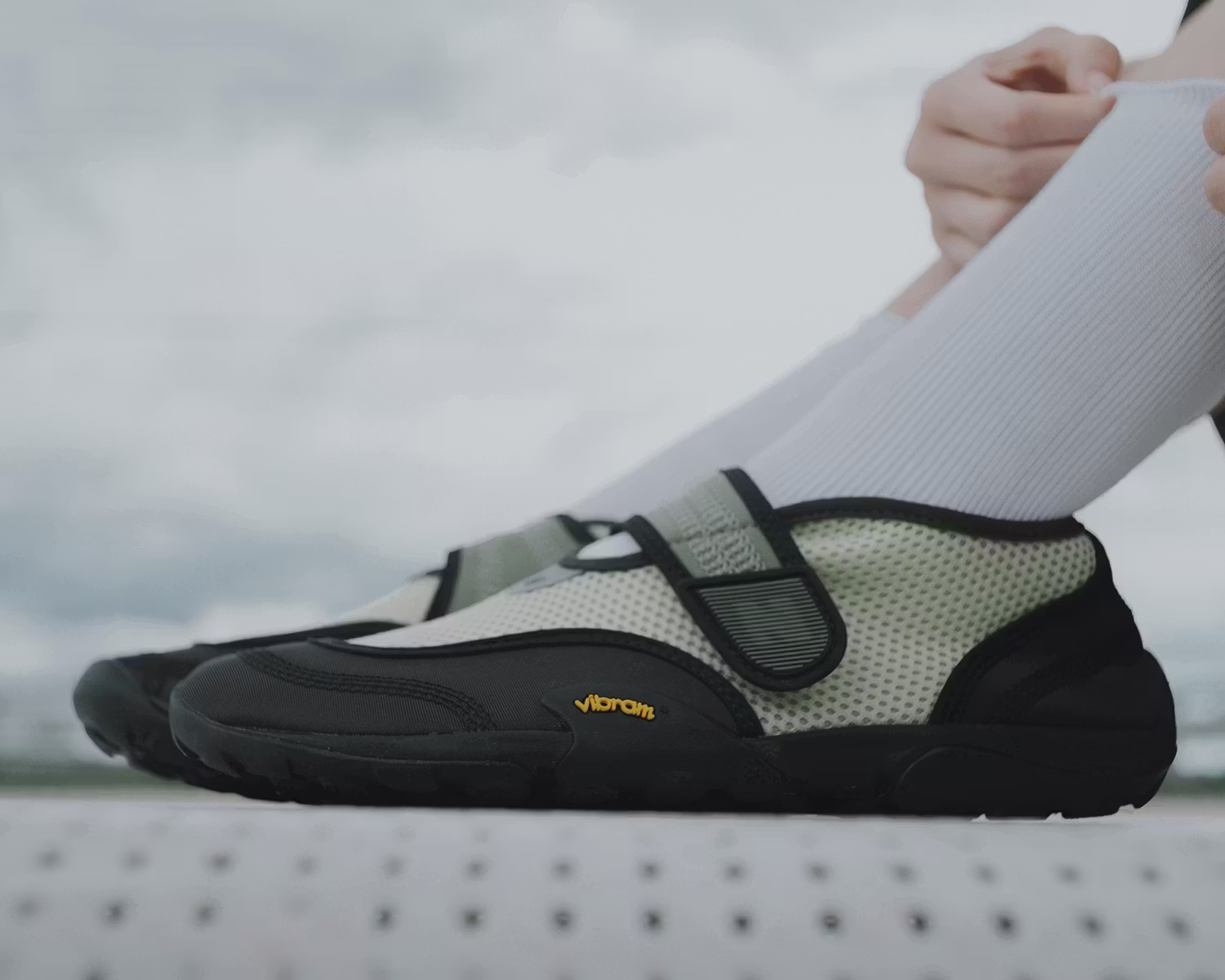 Забудьте про кросівки, найкраще взуття New Balance — це сандалі 10