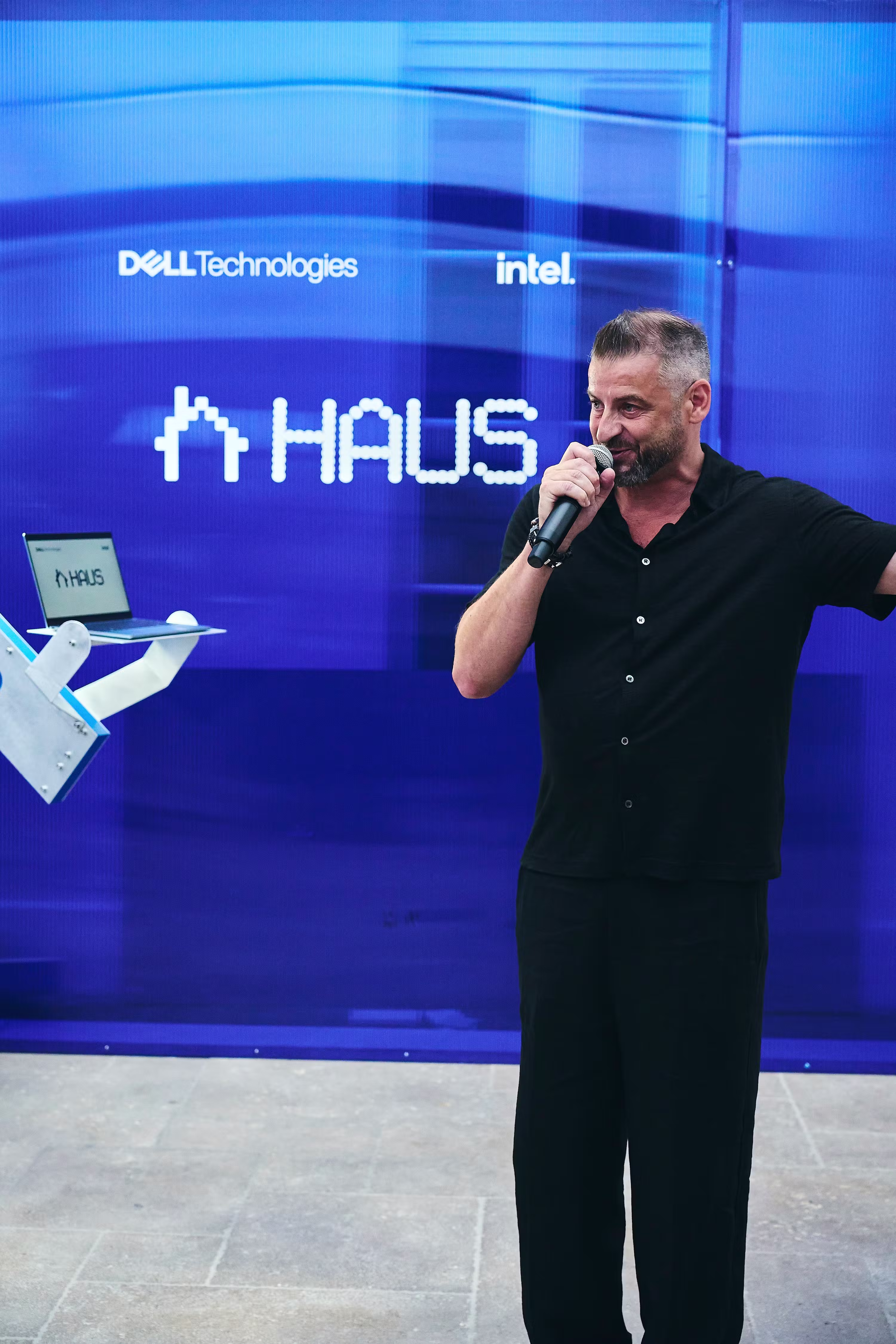 Стильна Технологія Тижня Моди в Парижі Від DELL 14