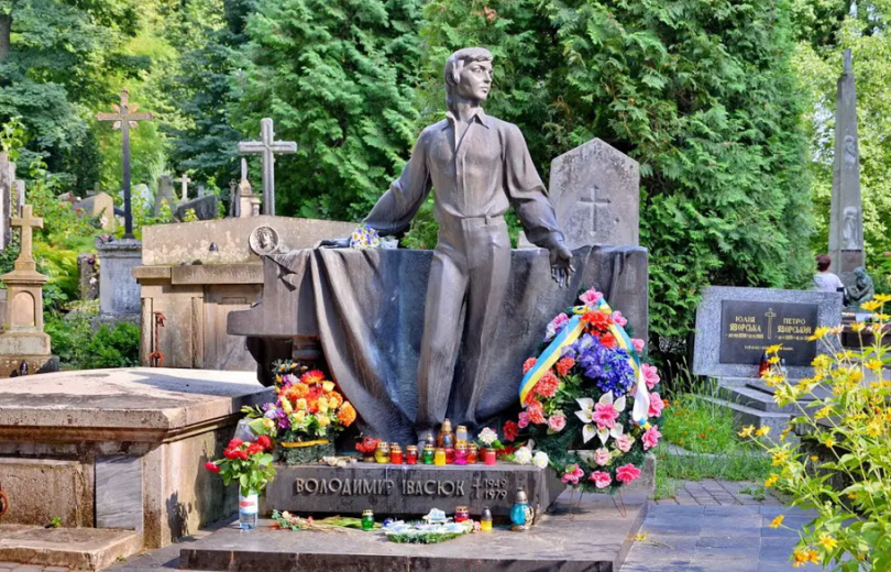 Володимир Івасюк: приховані нитки долі митця, що плекав мелодії душі 44