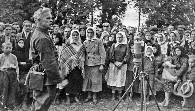 Шепіт кінематографу: Олександра Довженка, митця, що зачарував самого Чапліна, оспівує наша земля 21