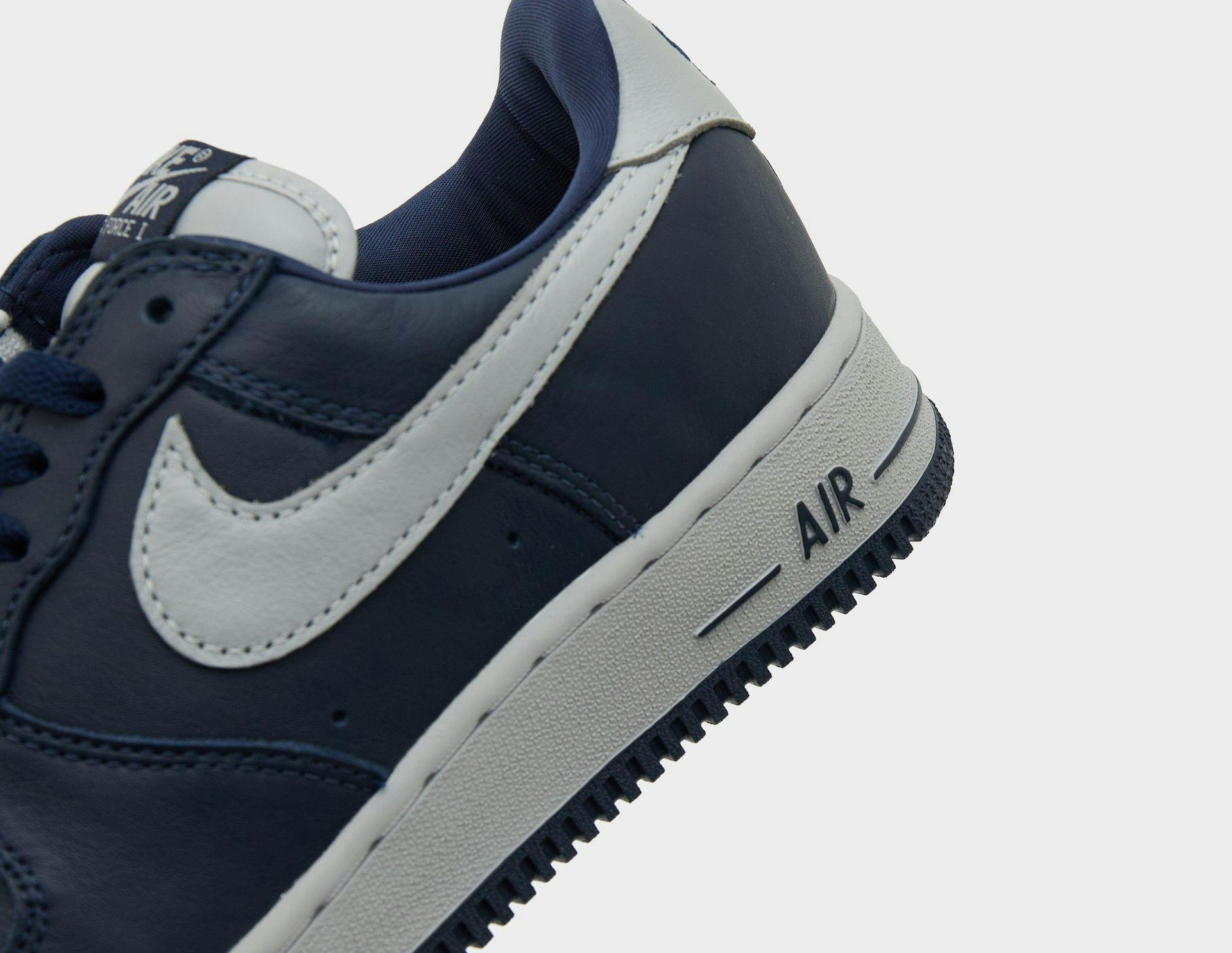 Неперевершений військово-морський Air Force 1 від Nike: подорож у 2001 рік 2