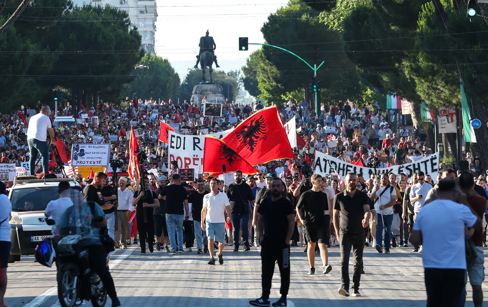 Що прагнуть донести албанські протестувальники до мандрівників 13