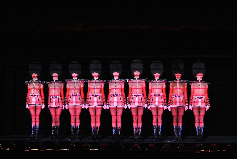 18 пелюсток ночі від Crazy Horse 23