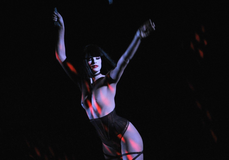18 пелюсток ночі від Crazy Horse 36