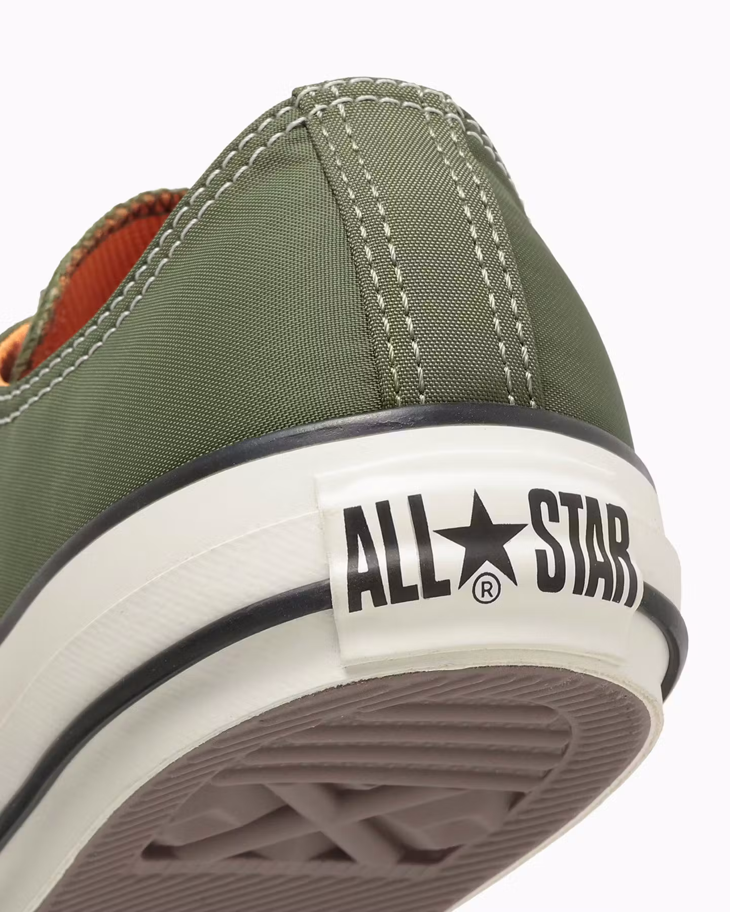Елегантність у Бомбері: Новий Погляд на Chuck Taylor 4
