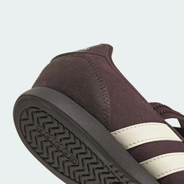 Шоколадна Елегантність: Mary Jane від Adidas Barreda