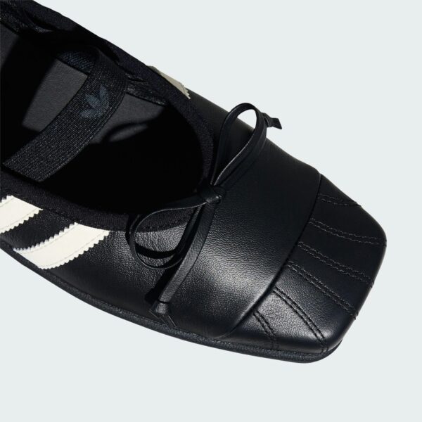 Дженні в adidas Superstar Square Ballet: Справжня Елегантність