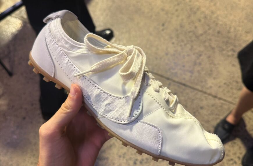 Публічна школа, ракетний чобіток Nike, має обручку, буквально