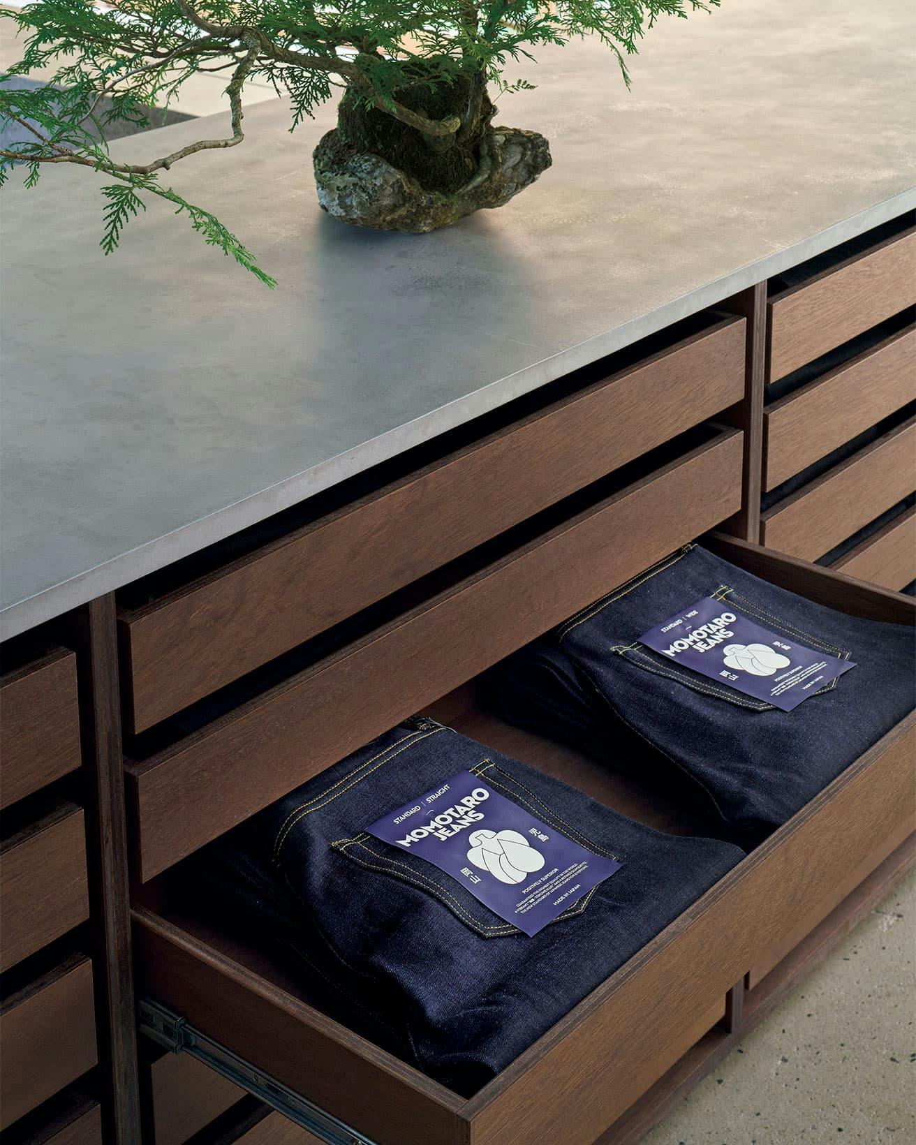 Чому магазин Momotaro Denim нагадує Apple Store? 6