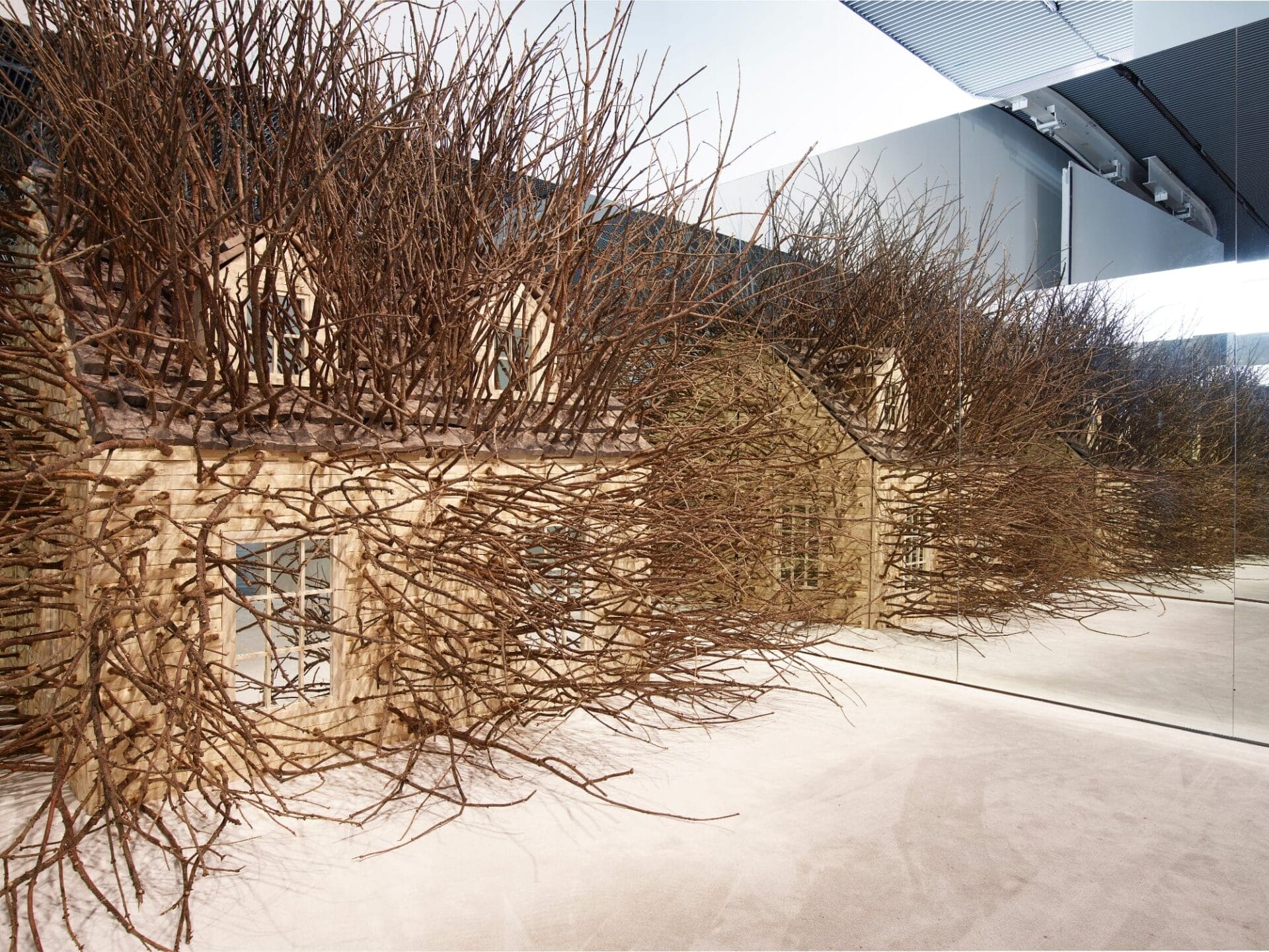 Нова книга досліджує новаторські скульптури митця абстракціоніста Ела Анатсуя 36