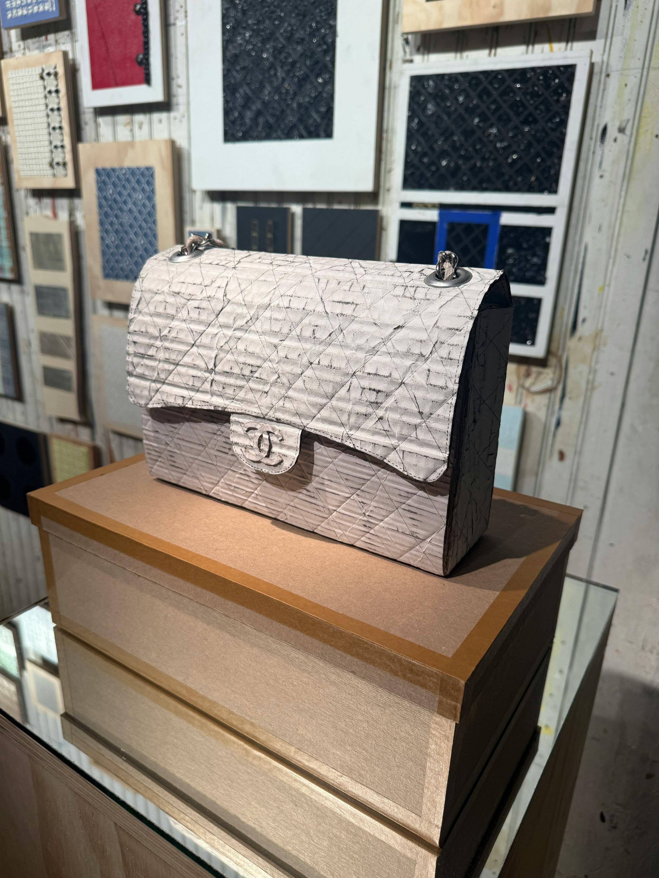 Чому митець перетворив магазин Chanel на витвір зі сміття? 30
