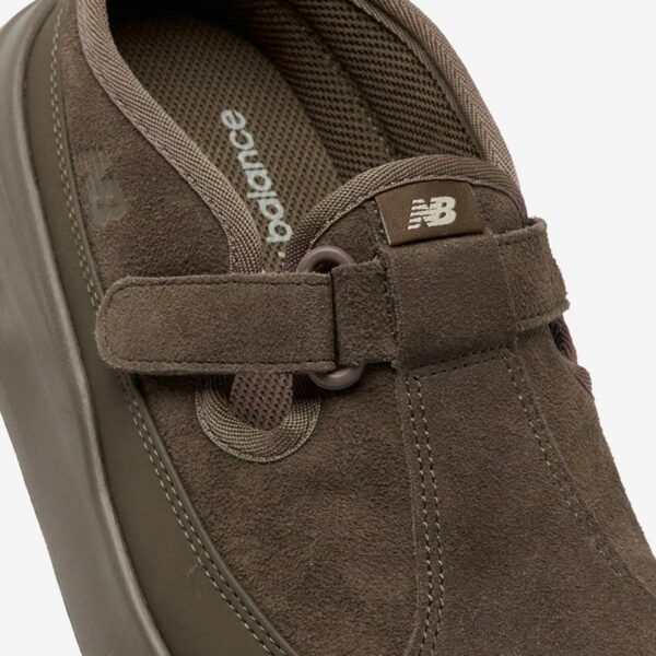 Повернення коричневих клогів Rover від New Balance у стилі Birks