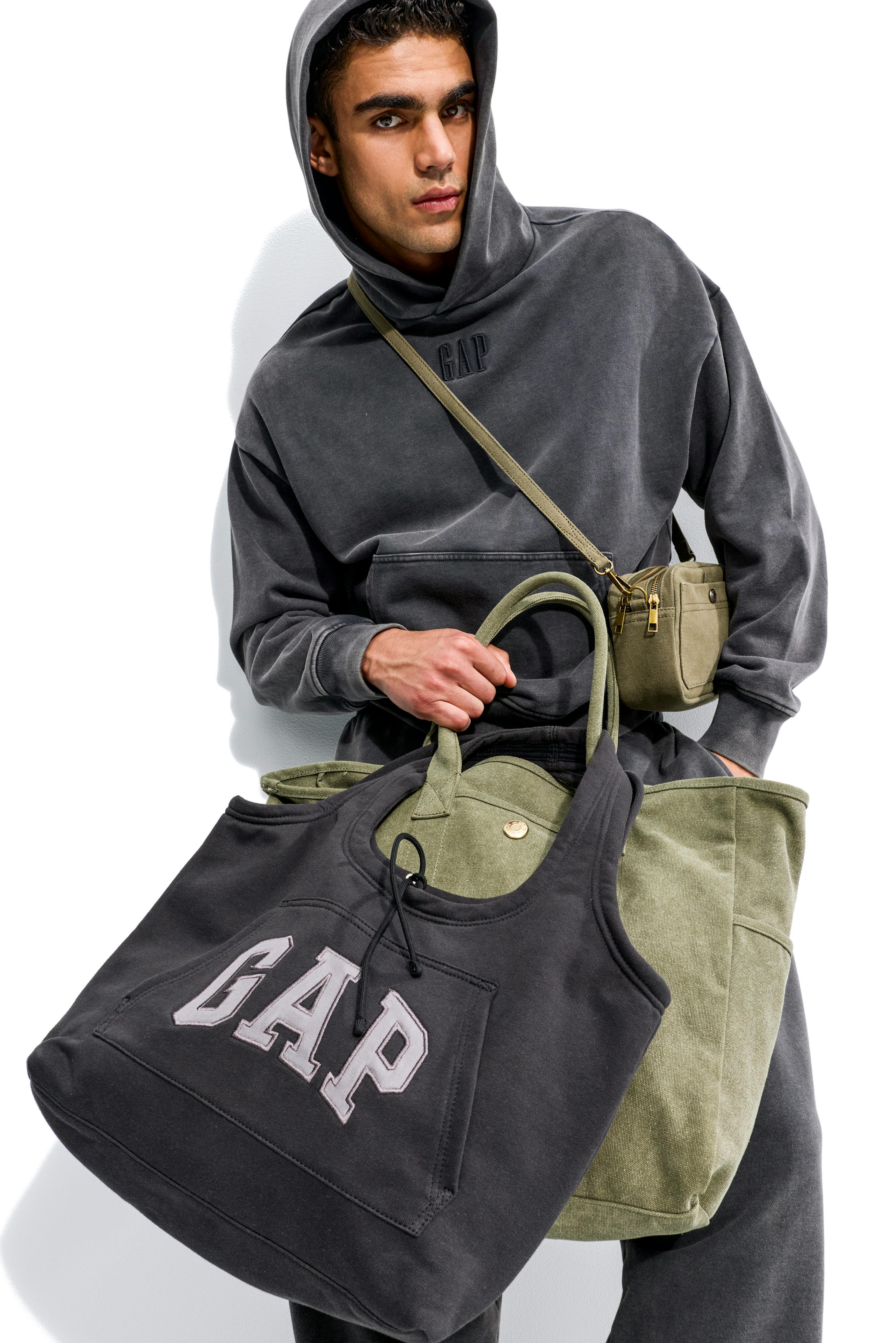 Колишній креативний директор Coach тепер створює сумки для Gap 10